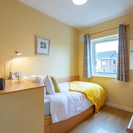 121 - Center 4 Bedroom Townhouse, Sleeps 6 * Galway