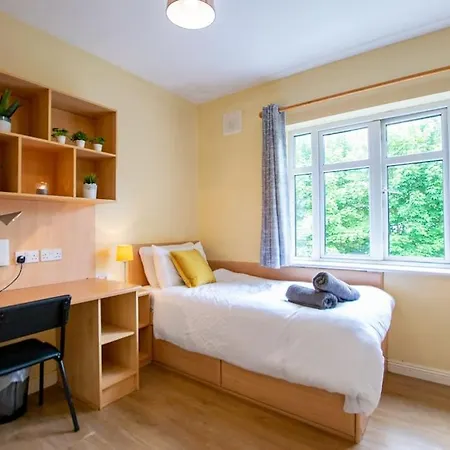 121 - Center 4 Bedroom Townhouse, Sleeps 6 *