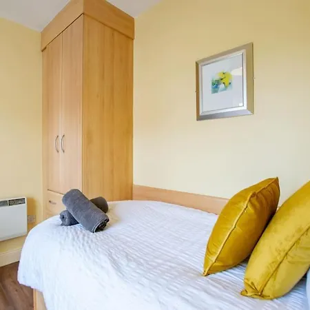 121 - Center 4 Bedroom Townhouse, Sleeps 6 * Galway