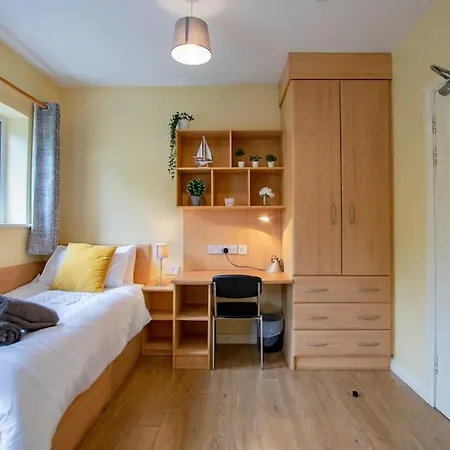 Holiday home 121 - Center 4 Bedroom Townhouse, Sleeps 6 Galway